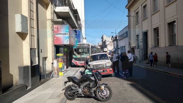 Colectivo de ERSA se subió a la vereda en calle España