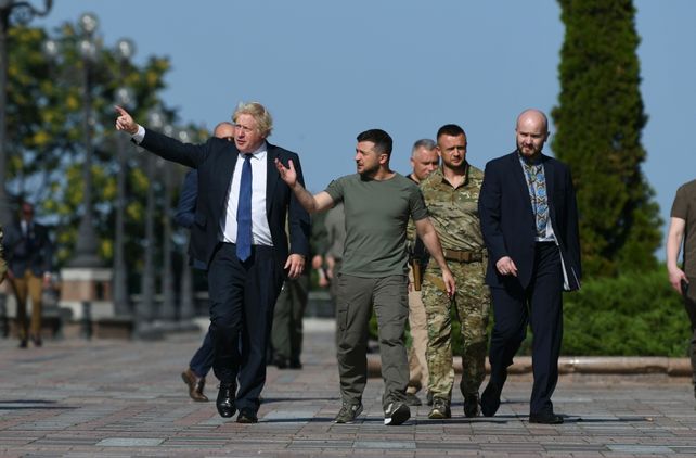 Zelensky (centro) gesticula junto a Johnson (izquierda) durante un acto en la Plaza Maidan.