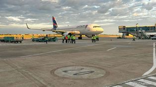 Primer efecto del cierre del aeropuerto: Latam cancela sus vuelos