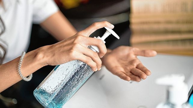 Limpiar superficies y matener las manos desinfectadas sigue siendo secundario: lo esencial es mantener ventilados los ambientes