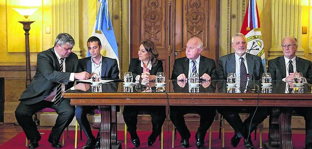 En sintonía. El gobernador (centro)
