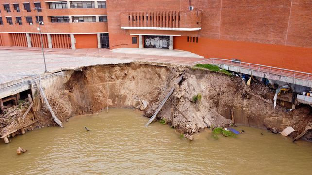 La barranca se derrumbó la tarde del viernes en la zona del Parque España.