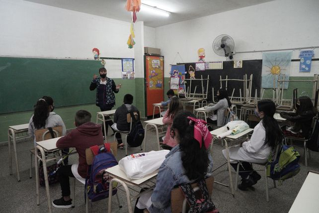 En el aula. Gobernador e intendentes coinciden en que los chicos deben regresar a las aulas.