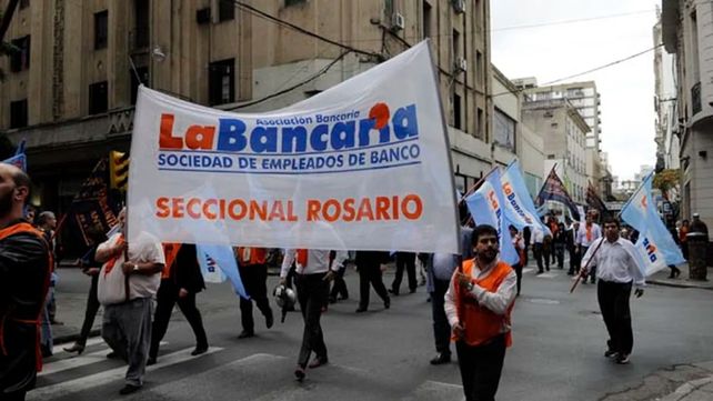 Los bancarios cerraron una superparitaria: cuál es la suba salarial que se acordó