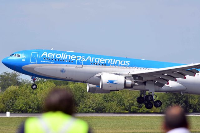El avión de Aerolíneas Argentinas que trajo desde Rusia la segunda tanda de 300 mil dosis de vacunas Sputnik V arribó a Ezeiza este sábado.&nbsp;