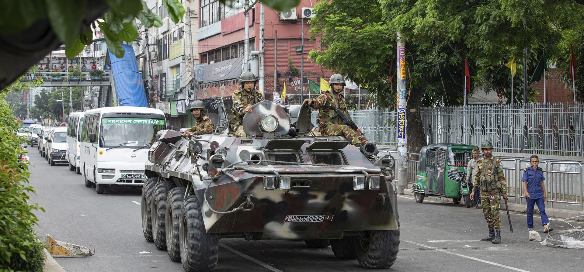 Soldados de las fuerzas militares de Bangladesh patrullan con vehículos blindados en Dhaka, Bangladesh, el lunes 22 de julio de 2024. (Foto AP/Rajib Dhar) Soldados de las fuerzas militares de Bangladesh patrullan con vehículos blindados en Dhaka, Bangladesh, el lunes 22 de julio de 2024. (Foto AP/Rajib Dhar)