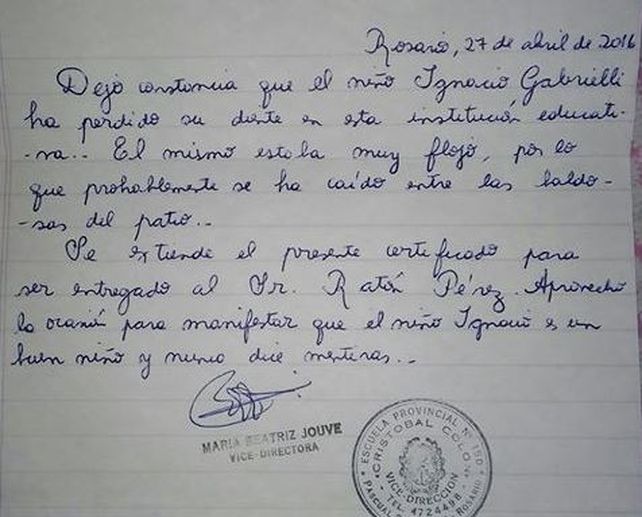 El pequeño estaba afligido porque se perdió el diente en la escuela y no se lo podía dejar al Ratón Pérez.