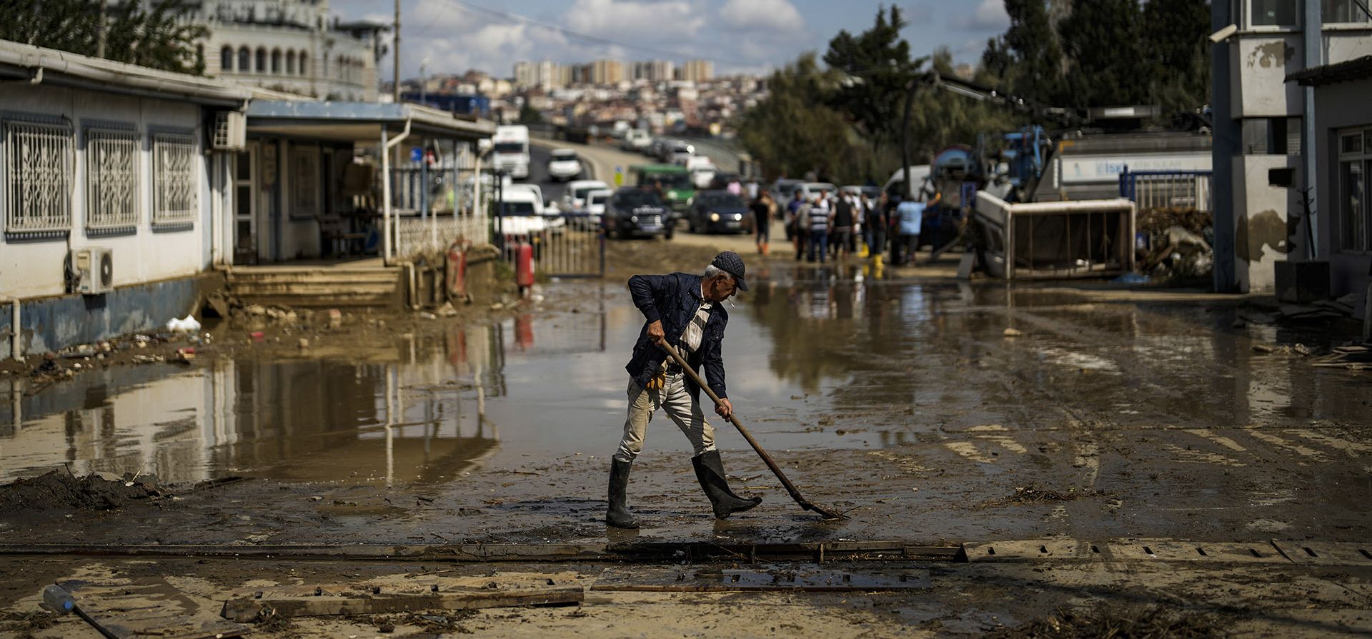 Un hombre limpia una calle después de las inundaciones causadas por las fuertes lluvias en Estambul, Turquía, el miércoles 6 de septiembre de 2023. Las fuertes tormentas que azotaron partes de Grecia, Turquía y Bulgaria han causado varias muertes mientras los rescatistas continúan buscando personas desaparecidas. (Foto AP/Khalil Hamra) Un hombre limpia una calle después de las inundaciones causadas por las fuertes lluvias en Estambul, Turquía, el miércoles 6 de septiembre de 2023. Las fuertes tormentas que azotaron partes de Grecia, Turquía y Bulgaria han causado varias muertes mientras los rescatistas continúan buscando personas desaparecidas. (Foto AP/Khalil Hamra)