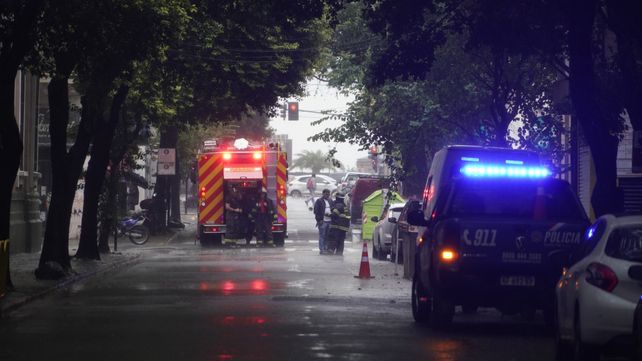 La Brigada de Explosivos y Bomberos trabajan sobre uno de los ingresos al colegio San José ubicado por calle Presidente Roca al 100.