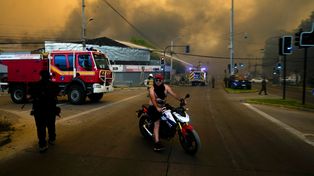 VIÑA del MAR, sábado a la tarde. En la famosa ciudad turística los habitantes eran ganados por la duda de permanecer o marchar mientras trabajaban los bomberos.