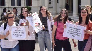 Este miércoles el Colectivo de Discapacidad, trabajadores, familias y profesionales se apostaron en la puerta de Casa Gris para exigir haberes adeudados