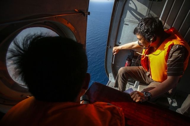 Militares vietnamitas en un helicóptero durante la misión de búsqueda del vuelo MH370