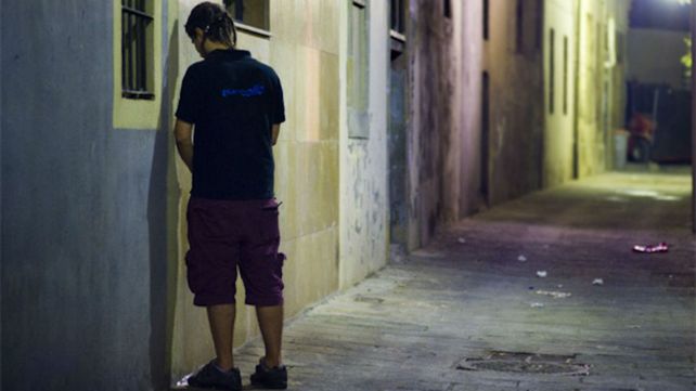 Lisboa le declara la guerra a los que orinan en la calle con paredes vengativas