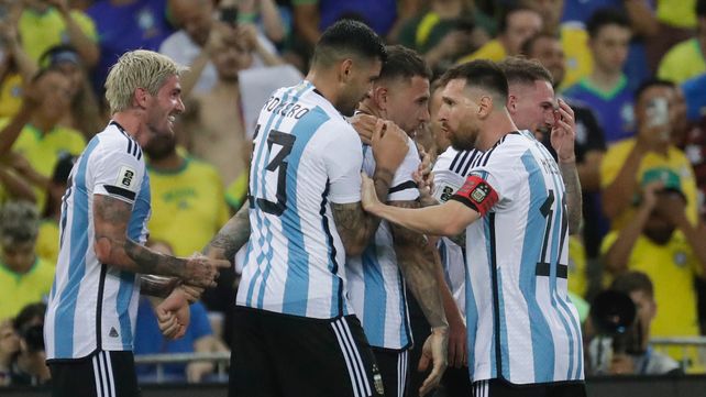 Los futbolistas argentinos celebran tras el certero cabezazo de Nicolás Otamendi.