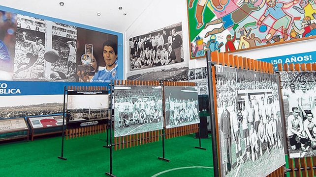Muestra. La historia del fútbol se puede recorrer a través de las fotos expuestas en el Estadio Centenario.