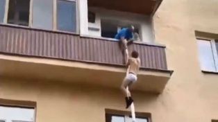 Un amante fue descubierto por un marido traicionado y huyó por los balcones
