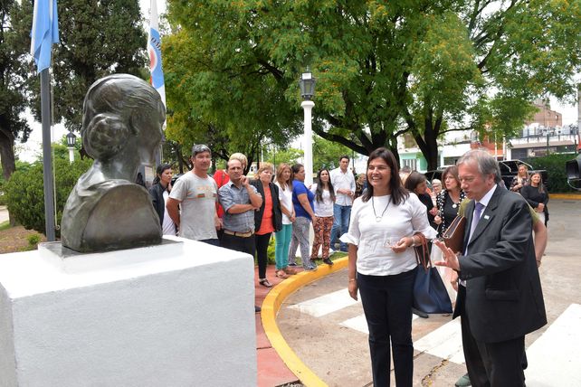 Colocaron los bustos restaurados de Eva y Juan Perón