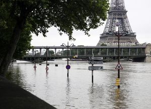 El Sena sigue creciendo, cerca a París y obligó a cerrar más edificios por las inundaciones