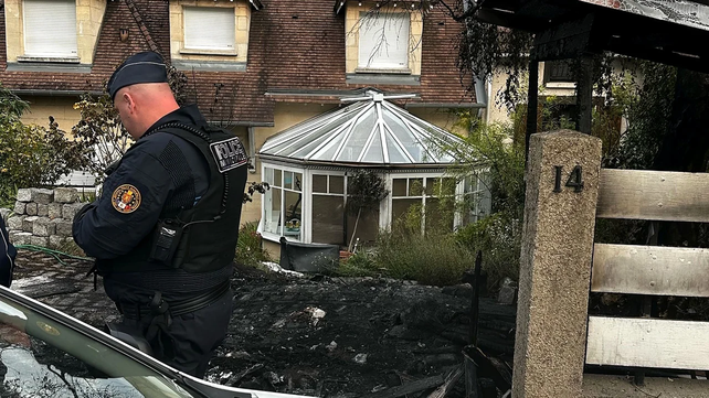 La fachada de la casa del alcalde cuya familia sufrió un ataque incendiario con un auto.