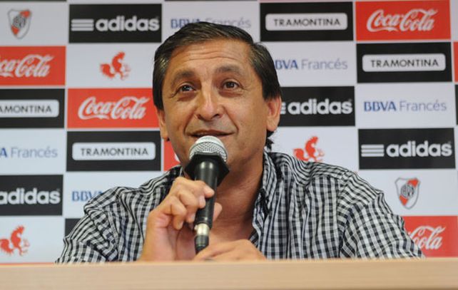 El entrenador produjo cambios posicionales ya que Ariel Rojas se retrasó al lateral izquierdo.