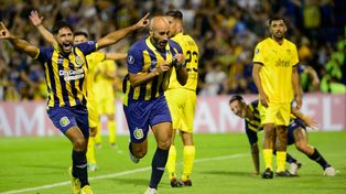Carlos Quintana busca el escudo de la camiseta, luego de marcar el gol del triunfo de Central sobre Peñarol. Gran debut en la Copa Libertadores.