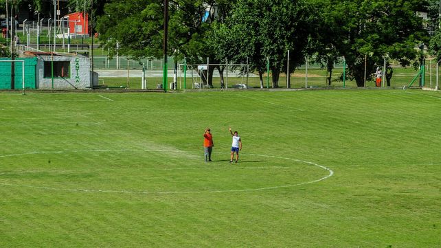 Diego Fernández y Julián Lemos en el medio de la cancha de Ministerio.&nbsp;
