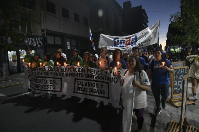 Anochecía ayer cuando los manifestantes se acercaron a la plaza 25 de Mayo