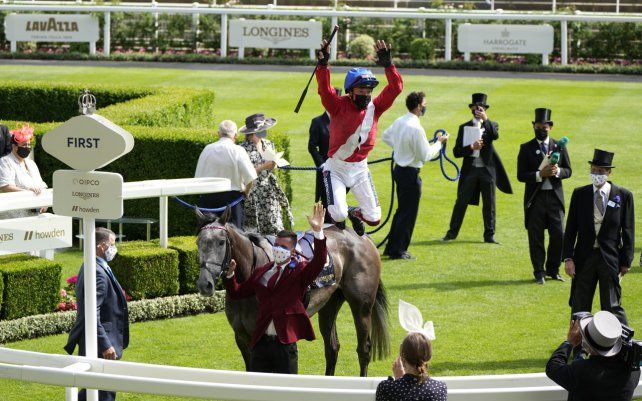 Frankie Dettori desmonta del caballo ganador