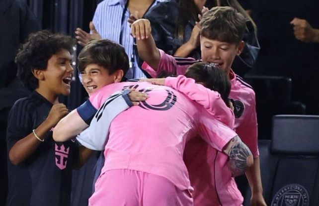 Felicidad plena. Lionel Messi festejó uno de sus goles con sus tres hijos.