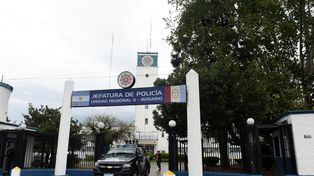 Un policía fue trasladado al Heca tras un confuso episodio frente a Jefatura