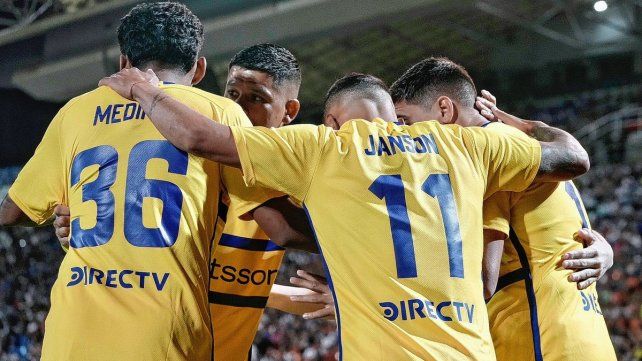 Los jugadores de Boca festejan al gol de Merentiel.