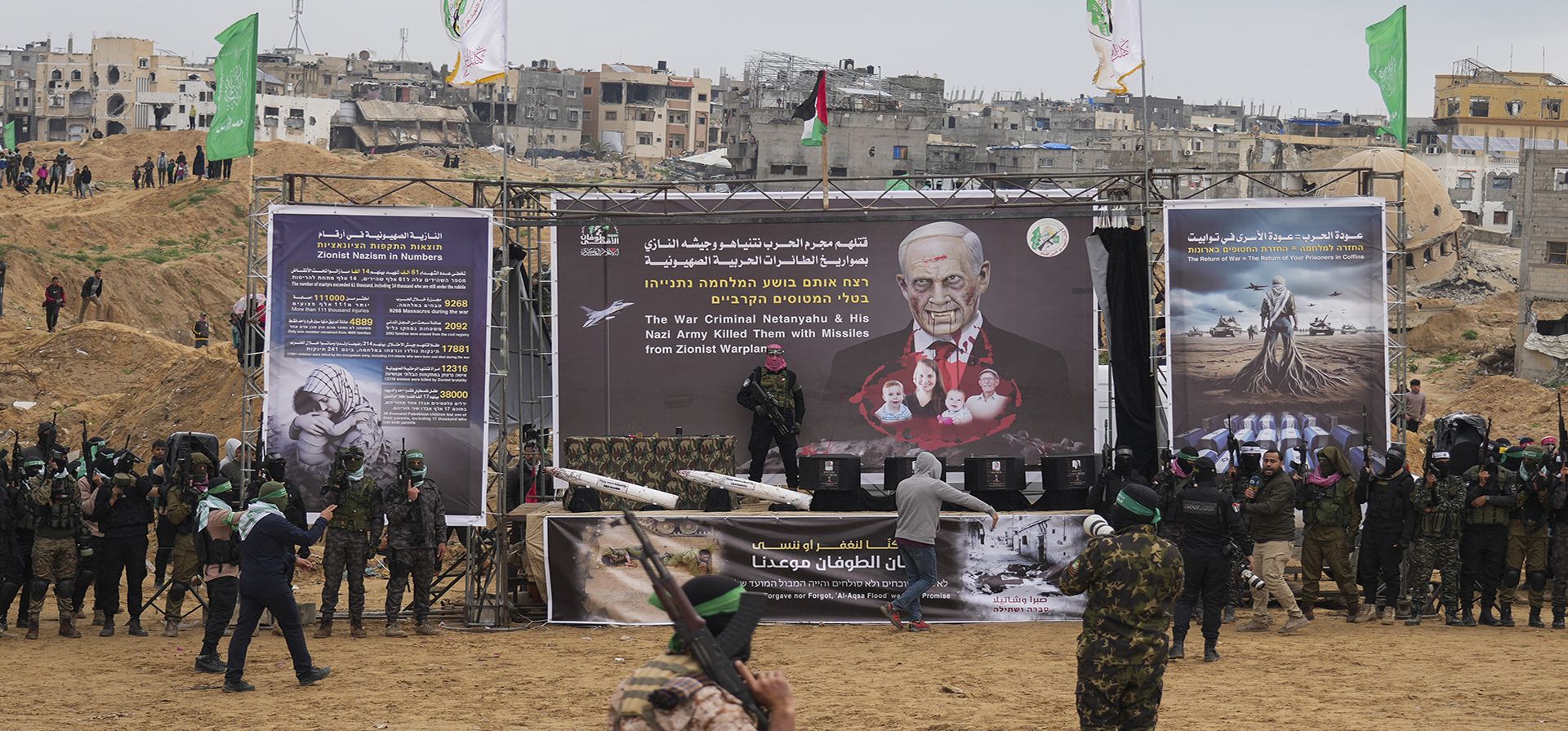 Un representante de la Cruz Roja firma un documento mientras los ataúdes que contienen los cuerpos, de derecha a izquierda, de Shiri Bibas, sus dos hijos, Ariel y Kfir y Oded Lifshitz, que tenía 83 años cuando fue secuestrado, son exhibidos en un escenario antes de ser entregados por Hamas y la Jihad Islámica en Khan Younis, sur de la Franja de Gaza, el jueves 20 de febrero de 2025. (Foto AP/Abdel Kareem Hana) Un representante de la Cruz Roja firma un documento mientras los ataúdes que contienen los cuerpos, de derecha a izquierda, de Shiri Bibas, sus dos hijos, Ariel y Kfir y Oded Lifshitz, que tenía 83 años cuando fue secuestrado, son exhibidos en un escenario antes de ser entregados por Hamas y la Jihad Islámica en Khan Younis, sur de la Franja de Gaza, el jueves 20 de febrero de 2025. (Foto AP/Abdel Kareem Hana)