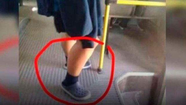 Se burlaron porque iba con crocs a la escuela pero cuando dijo el motivo los hizo llorar