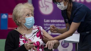 Chile inmuniza a los docentes y al personal escolar desde este lunes