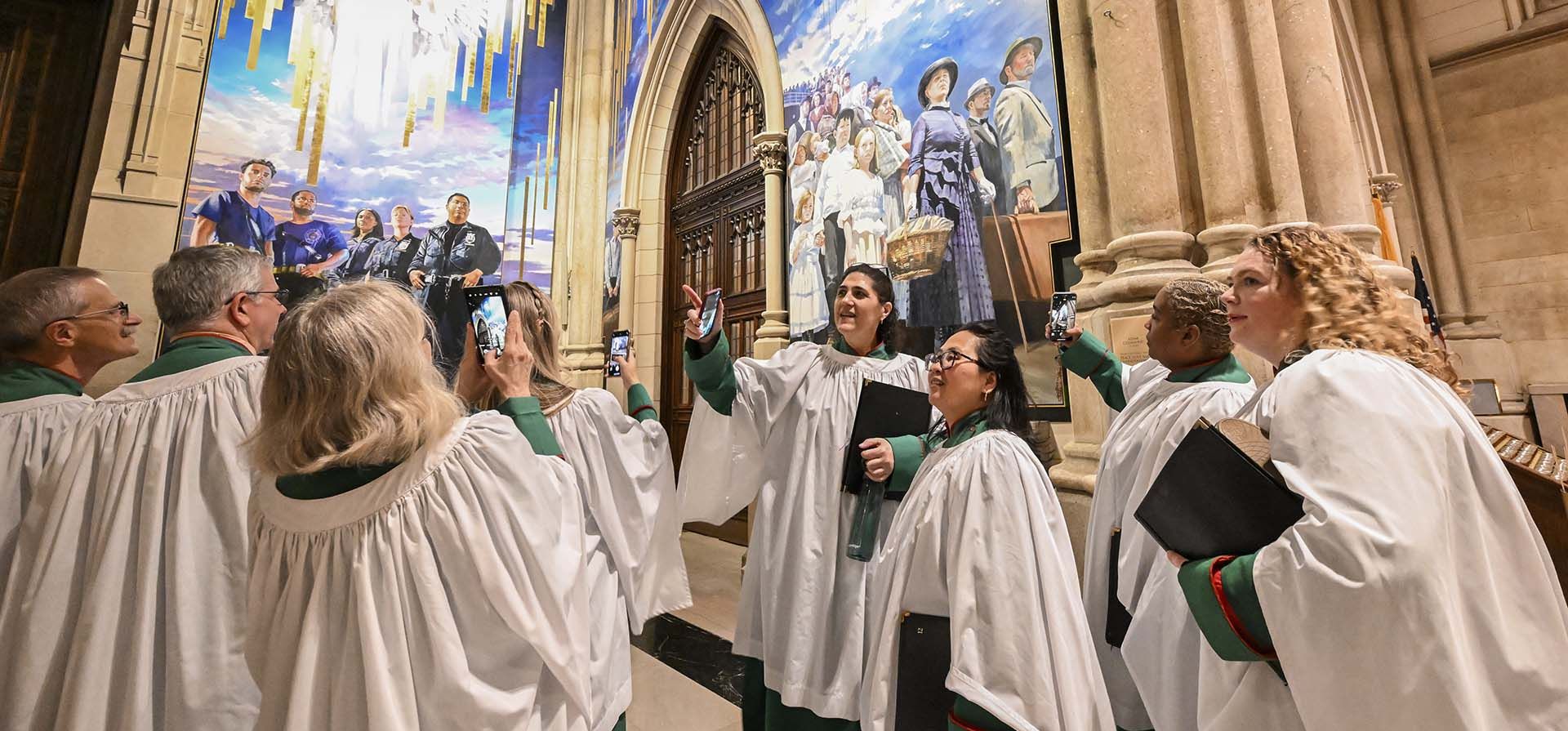 Miembros del coro admiran los paneles de un nuevo mural pintado por el artista Adam Cvijanovic durante su inauguración en la Catedral de San Patricio el miércoles 17 de septiembre de 2025 en Nueva York. (Diane Bondareff/AP Content Services para la Arquidiócesis de Nueva York) Miembros del coro admiran los paneles de un nuevo mural pintado por el artista Adam Cvijanovic durante su inauguración en la Catedral de San Patricio el miércoles 17 de septiembre de 2025 en Nueva York. (Diane Bondareff/AP Content Services para la Arquidiócesis de Nueva York)