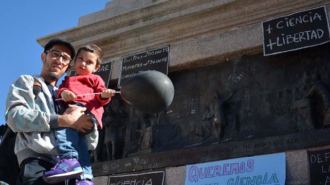Científicos, estudiantes y docentes marcharon contra el recorte presupuestario