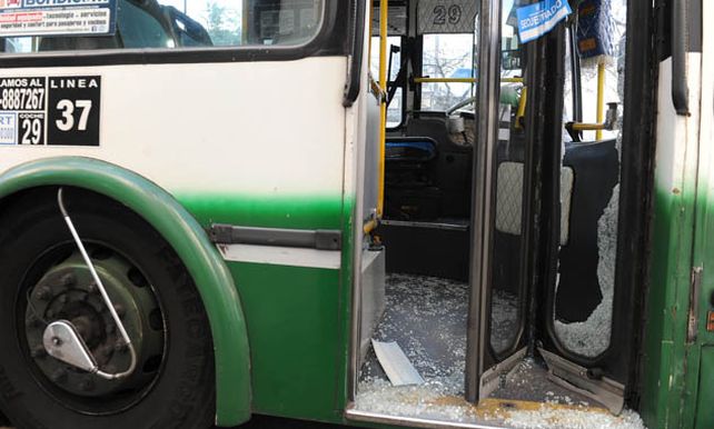 Tragedia. El transporte muestra las huellas del ataque de quien sería la víctima fatal del suceso.