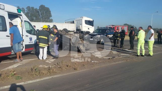 Choque y vuelco en la autopista Santa Fe-Rosario, con un muerto y un herido
