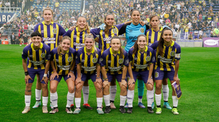 Las futbolistas de Rosario Central posan en el Gigante, minutos antes del inicio del clásico rosarino.