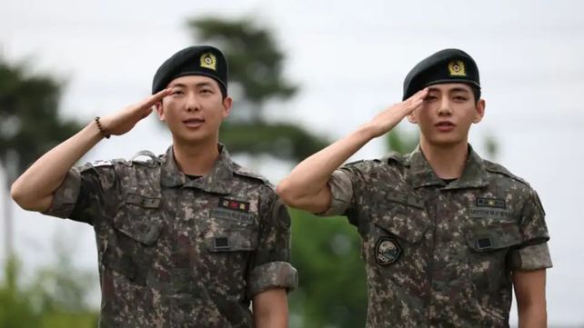 Dos miembros de BTS fueron dados de baja en el servicio militar