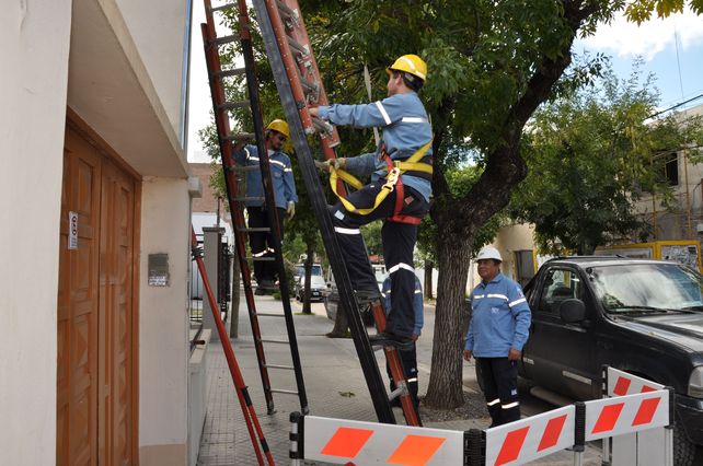 Cuadrilla de la EPE. La empresa aclaró que ningún empleado puede ingresar a domicilios ni hacer cobranzas.&nbsp;