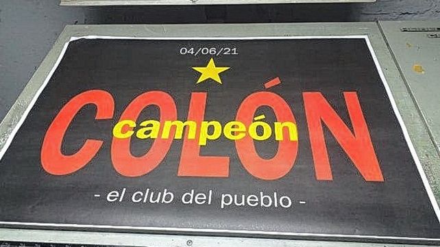 Empapelaron la ciudad con los afiches de Colón campeón