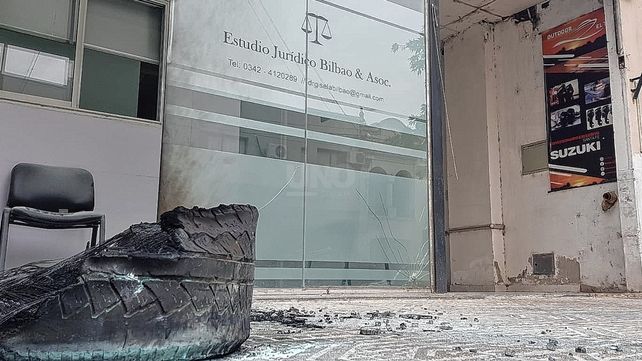 Desconocidos prendieron fuego un neumático frente a la puerta de un estudio jurídico de barrio Candioti.&nbsp;