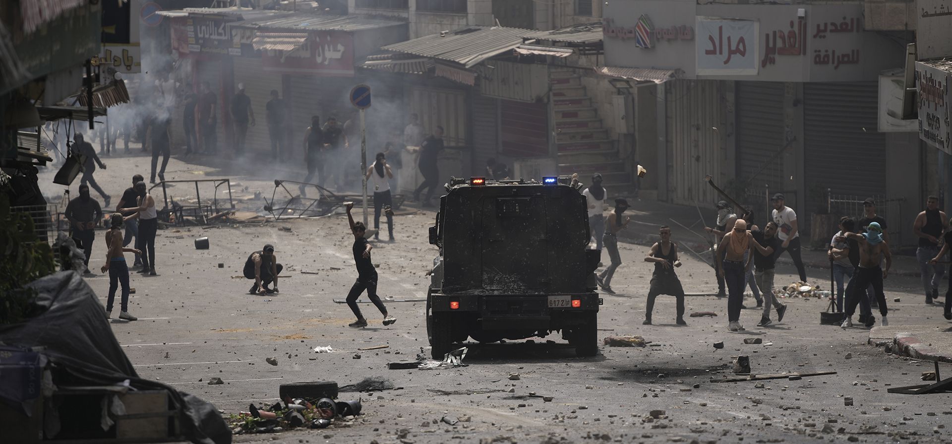 Manifestantes se enfrentan con las fuerzas de seguridad palestinas luego de una redada de arresto contra militantes locales, en la ciudad de Nablus, en Cisjordania, el martes 20 de septiembre de 2022. Residentes arrojaban piedras a los jeep blindados.