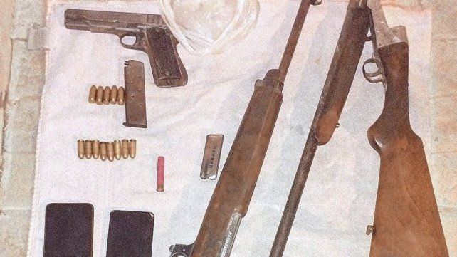Las armas iban a ser compradas de manera ilegal y la policía frustró la comercialización.