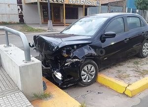 Mañana accidentada: un auto se estrelló contra una garita y otro tomó fuego en J. J. Paso