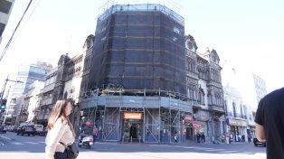 Casa Fracassi: con una limpieza que incluye nanotecnología arranca la restauración del edificio