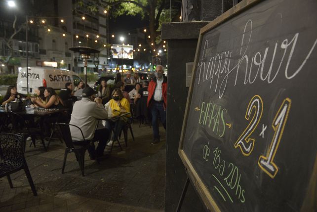 Aunque con restricciones, los rosarinos poblaron los sectores gastronómicos