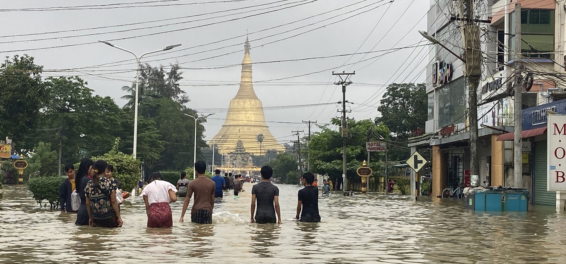 Residentes locales caminan por una carretera inundada cerca de la pagoda Shwe Maw Taw en Bago, a unos 80 kilómetros al noreste de Yangon, Myanmar, el lunes 9 de octubre de 2023. Las inundaciones provocadas por las fuertes lluvias monzónicas en las zonas del sur de Myanmar han desplazado a más de 10.000 personas y perturbaciones en el tráfico en las líneas ferroviarias que conectan las ciudades más grandes del país, dijeron el lunes funcionarios y medios estatales. (Foto AP/Thein Zaw) Residentes locales caminan por una carretera inundada cerca de la pagoda Shwe Maw Taw en Bago, a unos 80 kilómetros al noreste de Yangon, Myanmar, el lunes 9 de octubre de 2023. Las inundaciones provocadas por las fuertes lluvias monzónicas en las zonas del sur de Myanmar han desplazado a más de 10.000 personas y perturbaciones en el tráfico en las líneas ferroviarias que conectan las ciudades más grandes del país, dijeron el lunes funcionarios y medios estatales. (Foto AP/Thein Zaw)