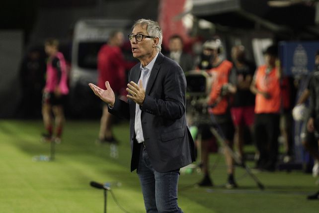 Tras su primer partido como DT de Central, Ariel Holan se vio obligado a mover piezas.